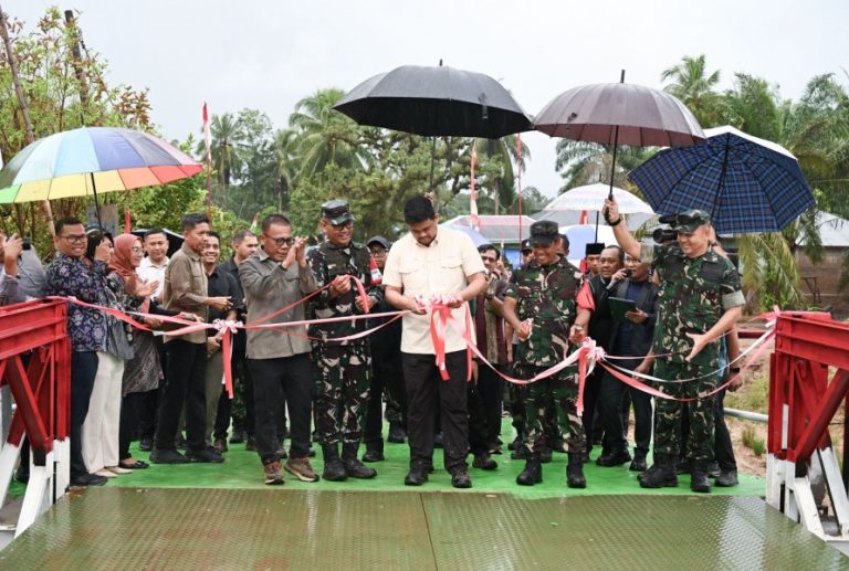Gubsu_Resmikan_Jembatan_Bailey_Desa_Parjalihotan_Tapteng_1_jpg
